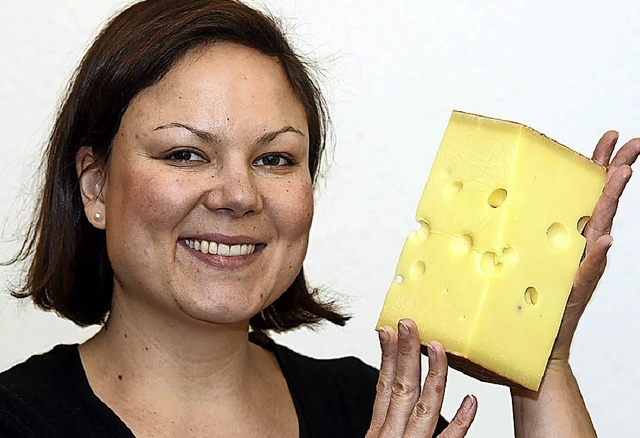 Ksefachfrau Sandra Elmlinger mit einem Stck Emmentaler  | Foto: Thomas Kunz