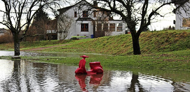 In Raum Zell erreichte die Wiese am Freitag vergleichsweise hohe Pegelstnde.   | Foto: Martin Kalbund