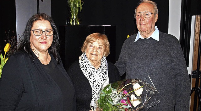 Ortsvorsteherin Silke Herzog (li.) ehr...enk,  neben ihm seine Frau Annelore.    | Foto: Paul Schleer