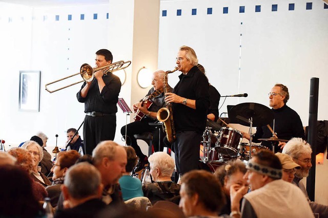 Horst Zahner (Saxophon) und seine Band... Jagdhornblser sorgten fr die Musik.  | Foto: Rita Eggstein