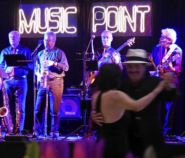 Die Band Music Point hielt die Tnzer auf Trab.   | Foto: Marion Rank