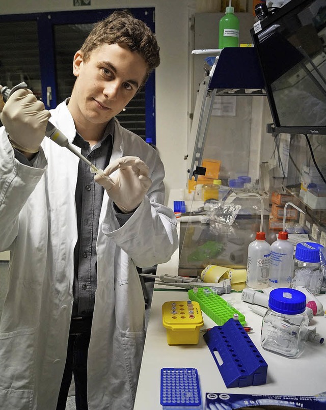 Tobias Stadelmann bei der Vorbereitung...zur Entwicklung von Rheumamodellgenen   | Foto: Christine Storck