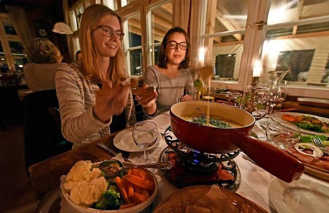 Mit Gabeln  ins Fondue-Glck abtauchen: auf der Zhringer Burg  | Foto: M. Bamberger