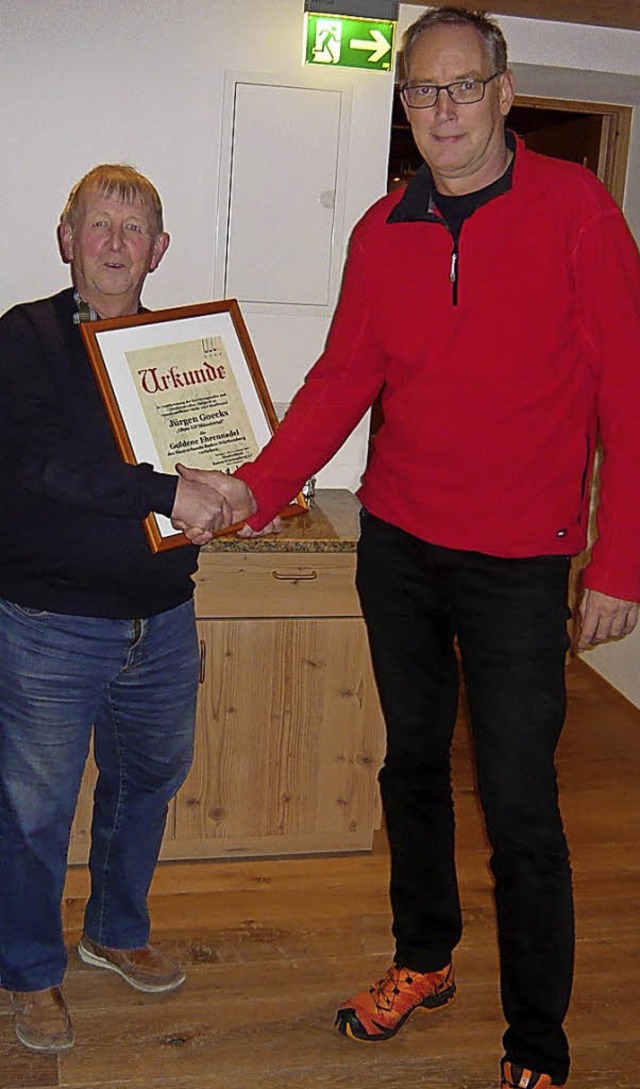 Der Skatclub-Vorsitzende Jrgen Goecks...nselow im Namen des Verbandes geehrt.   | Foto:  Privat