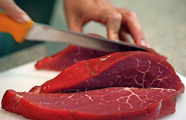 Ob das Rind, von dem dieses Fleisch stammt, artgerecht gehalten wurde?   | Foto: dpa