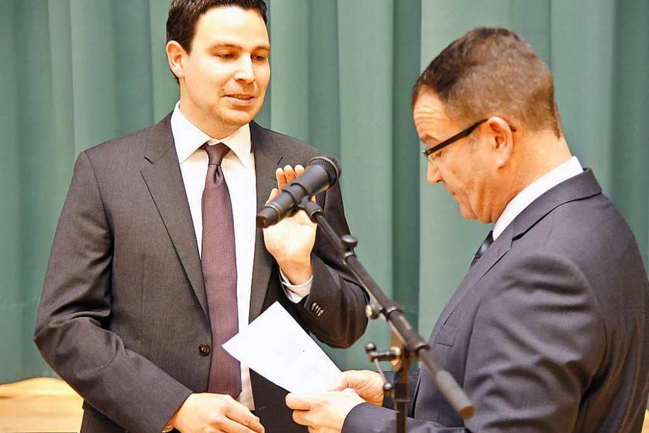 Stefan Ostermaier legt gegenüber Bürgermeisterstellvertreter Werner Imm den Amtseid ab. (Foto: Hans-Peter Müller) Stefan Ostermaier legt gegenüber Bürgermeisterstellvertreter Werner Imm den Amtseid ab. (Foto: Hans-Peter Müller)