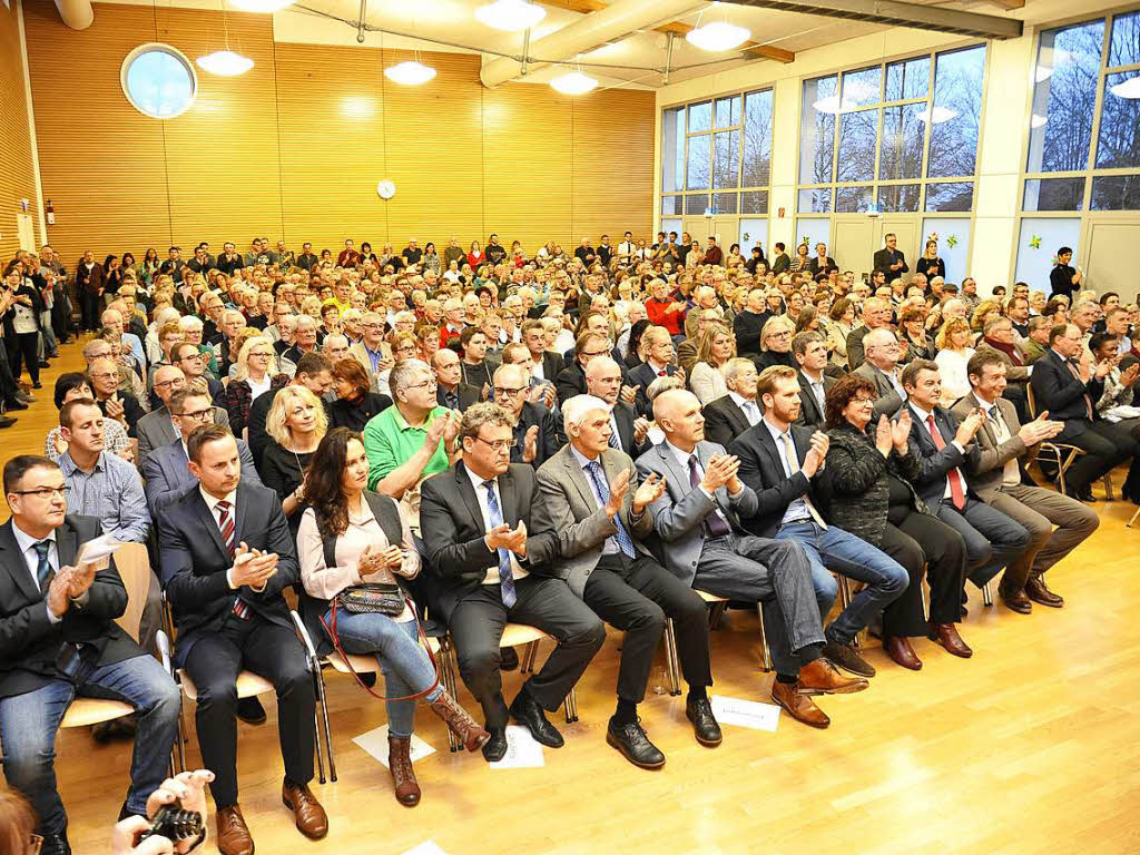 Groer Bahnhof mit  viel Prominenz und Applaus in der bervollen Seltenbachhalle in Feldkirch bei der Amtseinfhrung des neuen Hartheimer Brgermeisters Stefan Ostermaier, der am spten Sonntagnachmittag seinen Amtseid gegenber Brgermeisterstellvertreter Werner Imm (rechts) ablegte.