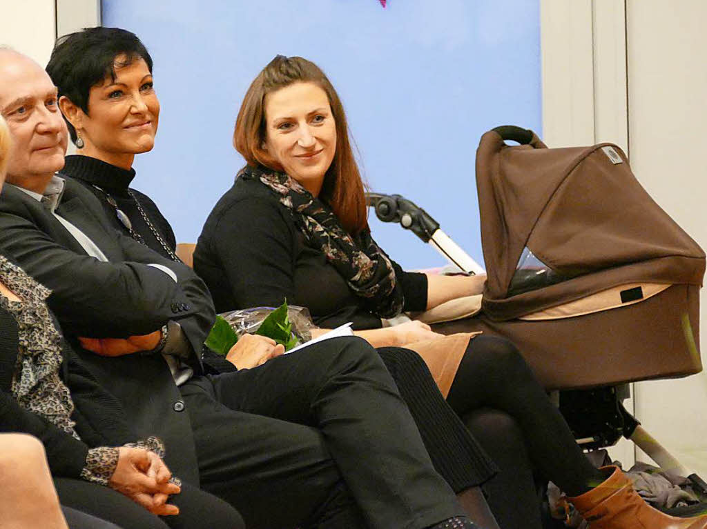 Fessenheims Brgermeister Claude Brender, Brgermeistersekretrin Eva Maria Lopez Dominguez (frher Geissler)  und Angela Ostermaier samt Baby Laura im Kinderwagen