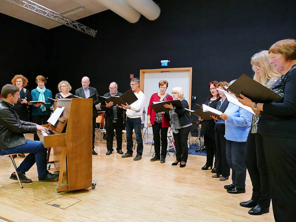 Der Kirchenchor wnschte musikalisch Glck und Gottes Segen