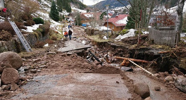 In Menzenschwand zerstrte das Wasser eine Strae.   | Foto: Sebastian Barthmes