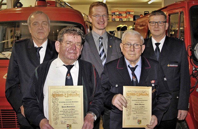 Abteilungskommandant Mattias Zapf (hin...ller (vorne links) und Walter Barleon  | Foto: Werner Schnabl