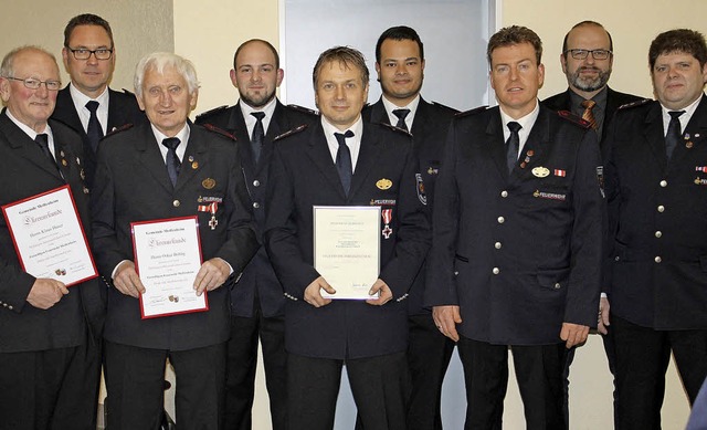 Fr Treue und Engagement wurden Feuerw...nder Schrder und Michael Heimburger.   | Foto: Hans Spengler