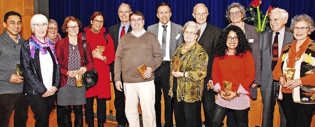 Dekan Gerd Mller (Mitte) und Pfarrgem... von rechts) wrdigten den Perukreis.   | Foto: Norbert Sedlak