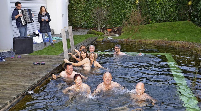 Die Niederrimsingerin  Iris Scholz hat...samen Bad im khlen Pool eingeladen.    | Foto: Hans-Jochen Voigt