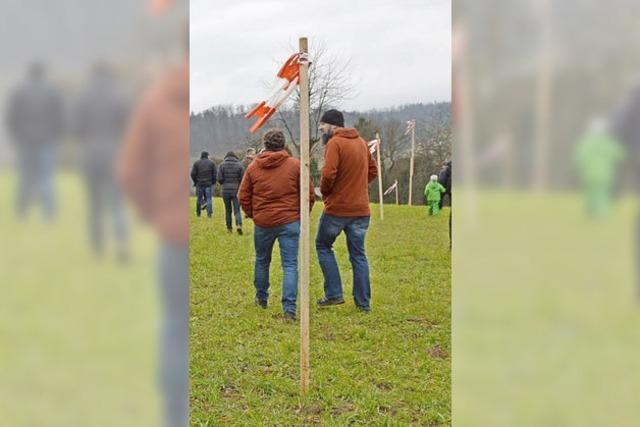 Hunderte sehen sich neue Trasse der A 98.5 in Karsau an