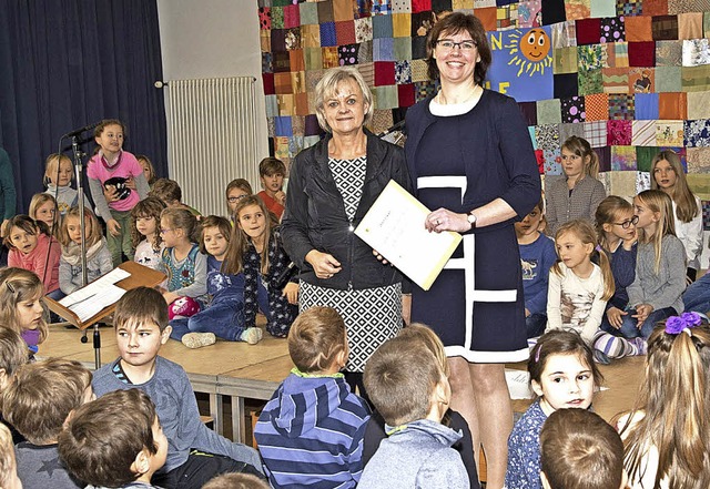 Ausgezeichnet wurde die Sonnenbergschu...e Rektorin Monika Lang das Zertifikat.  | Foto: Volker Mnch