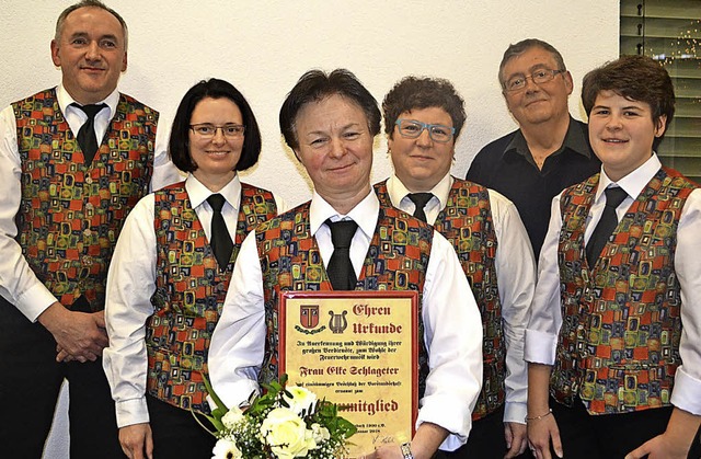 Elke Schlageter (vorne) wurde vom Vors...der Mambacher Feuerwehrmusik ernannt.   | Foto: Paul Berger