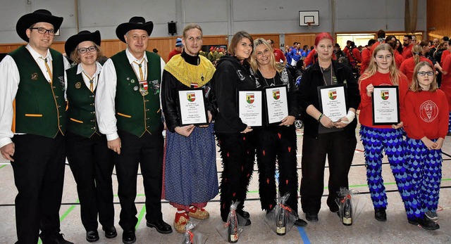 Die Zunftmeister Patrick Karth (von li...abrina Krumm sowie Lea und Jule Braun   | Foto: Heinz Vollmar