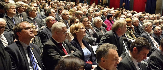 Viele aufmerksame Zuhrer beim Neujahrsempfang der Stadt im Burghof   | Foto: Barbara Ruda