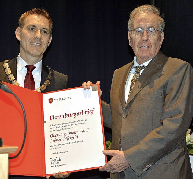 OB Jrg Lutz bergibt den Ehrenbrgerb...-Vorgnger Rainer Offergeld (rechts).   | Foto: Barbara Ruda