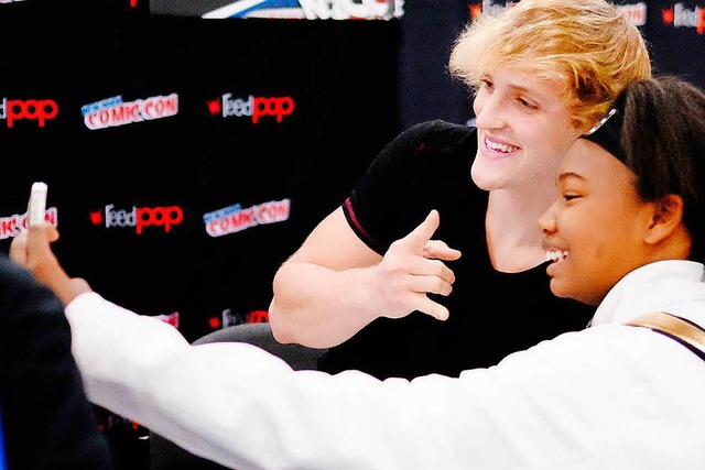 Der Popstar von heute posiert fr ein ...r Digital Natives: Logan Paul mit Fan   | Foto: AFP