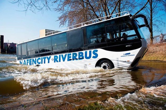 Lust auf Abenteuer wie mit dem schwimm...city-Bus haben offenbar nicht viele.    | Foto: dpa