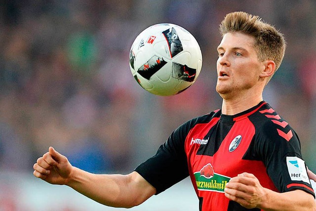 Lukas Kbler vom SC Freiburg verletzte...rtrainingslager in Sotogrande am Knie.  | Foto: dpa