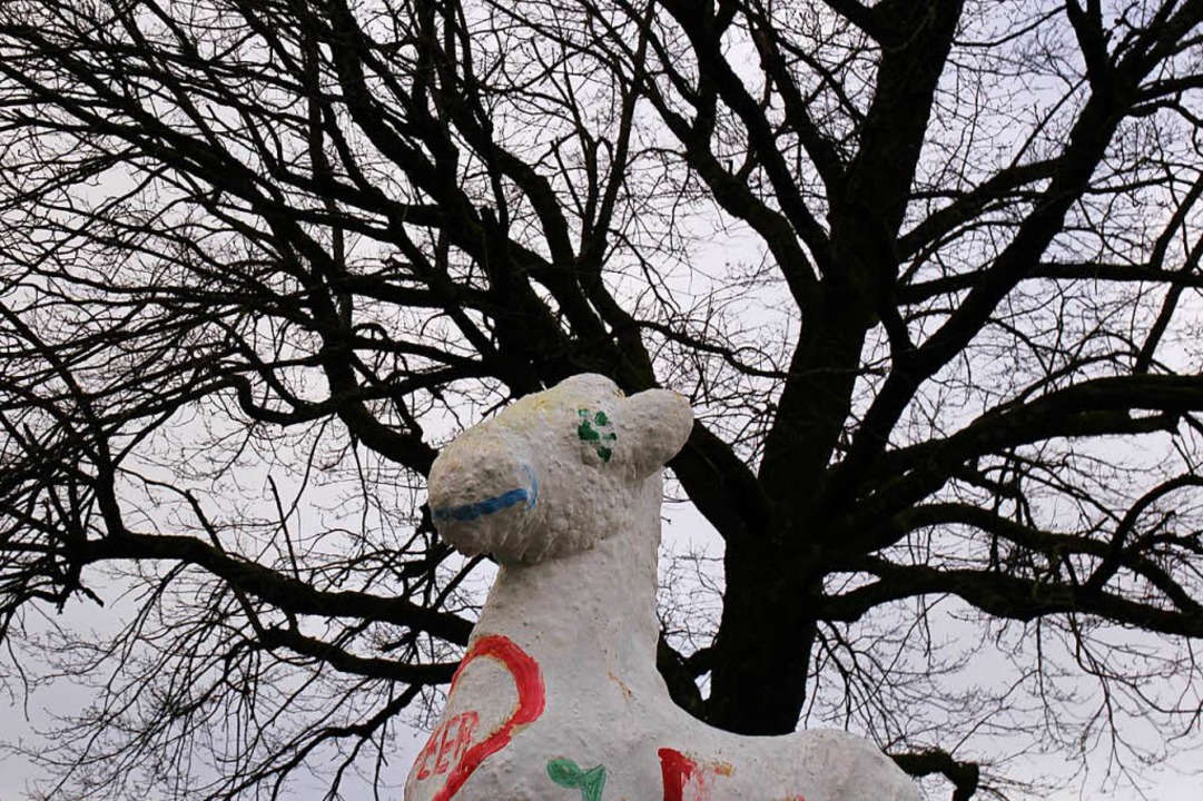 Jemand hat dem Pferdchen ein breites, blaues Grinsen verpasst.  | Foto: Enya Steinbrecher