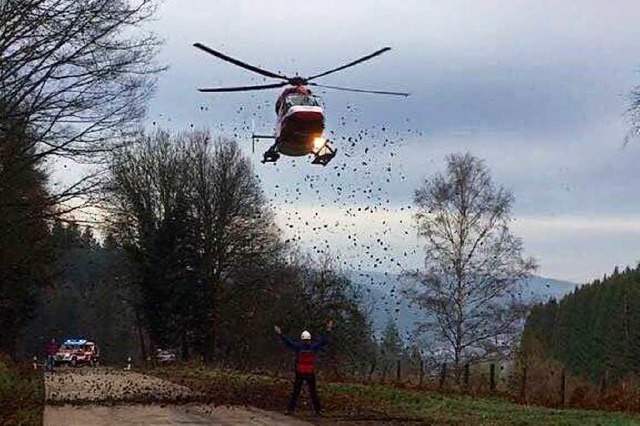 Mit dem Rettungshubschrauber wurde ein...dem Kandelwald in die Klinik gebracht.  | Foto: Feuerwehr Waldkirch