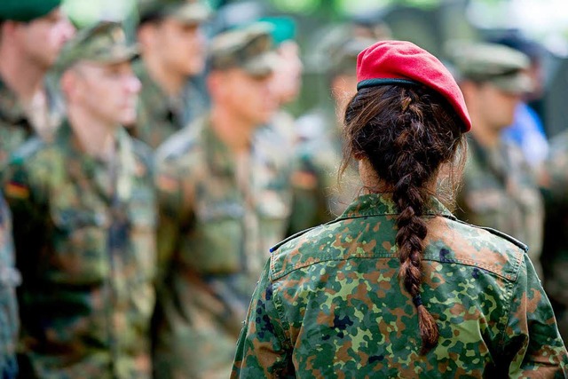 Besonders rasant steigt die Zahl junger weiblicher Rekruten bei der Bundeswehr.  | Foto: Bernd Von Jutrczenka