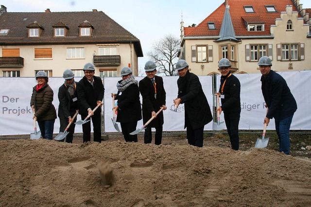 Am symbolischen Spatenstich fr die Be...Weiss und Stadtplanerin Karin Heining.  | Foto: Marlies Jung-Knoblich