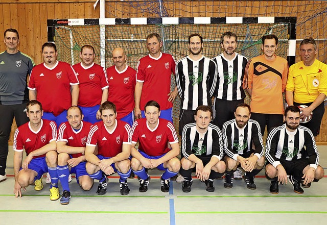 Der SV Hinterzarten (links) gewann das...h Siebenmeterschieen mit 4:2 Toren.    | Foto: DIETER MAURER