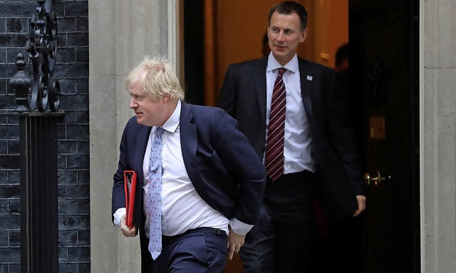 Bleiben entgegen Mays Absicht Minister: Boris Johnson (links) und Jeremy Hunt   | Foto: afp
