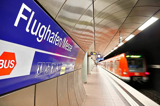 Eine S-Bahn fhrt  in die S-Bahnstatio...en/Messe am Flughafen in Stuttgart ein  | Foto: dpa