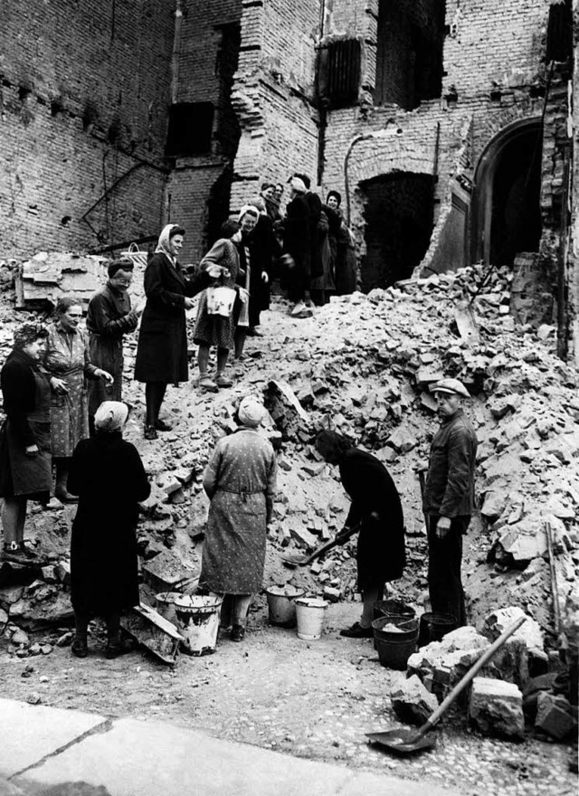 Als Werkzeug oft nur die Hnde: Trmmerfrauen 1945 in Berlin  | Foto: usage worldwide, Verwendung weltweit