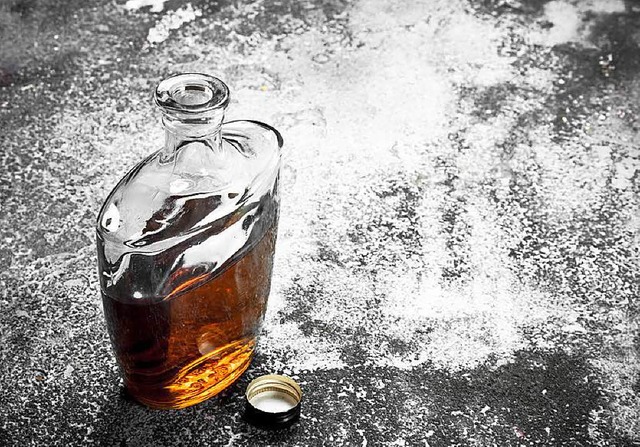 Ein Polizist, der privat einkaufen war...von zwei Flaschen Whiskey (Symbolfoto)  | Foto: Artem Shadrin (Fotolia.com)