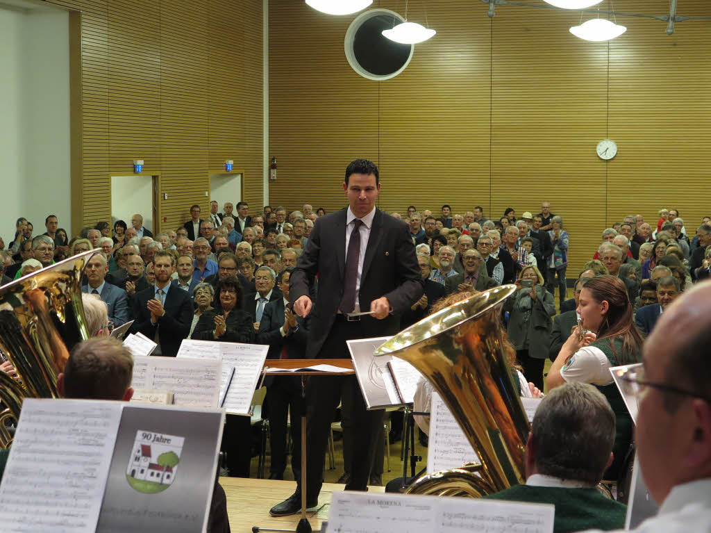 Glanzvoller Abschluss des Programms zum Neujahrsempfang: Der frisch vereidigte Brgermeister Stefan Ostermaier dirigiert das Badnerlied, gespielt vom Musikverein Feldkirch