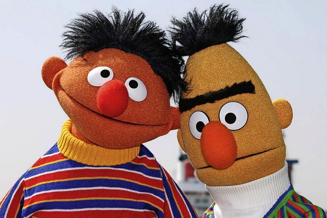 Ernie (links) und Bert sind zwei liebe... wenn sie sich nicht immer einig sind.  | Foto: dpa