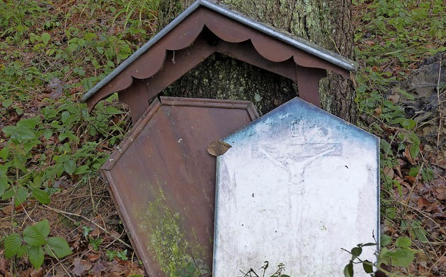 Die am Boden liegende zerstrte Bildtafel   | Foto: Ekkehard Klem