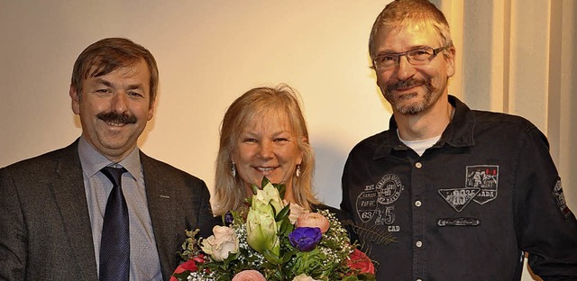 Zum 25jhrigen Dienstjubilum von Moni...8222;Geschenketrger&#8220; fungieren.  | Foto: Jutta Schtz