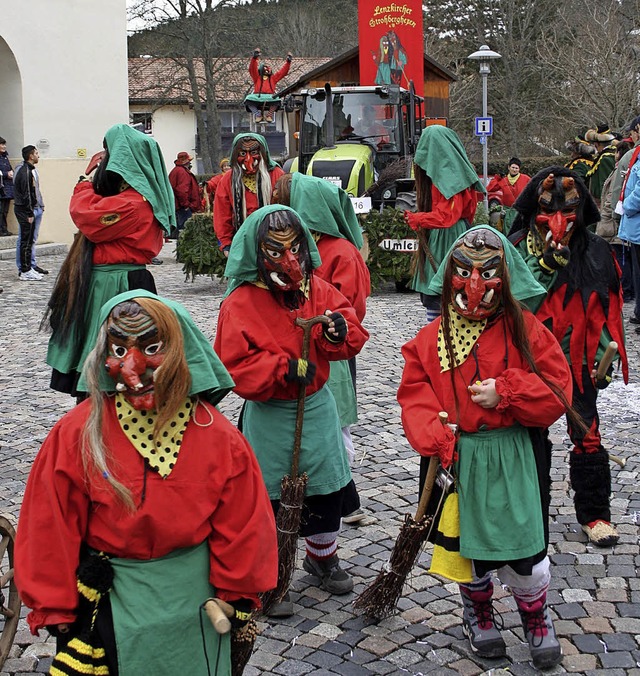 Die Strohberghexen bereichern die Lenzkircher Fasnet.   | Foto: Inken Kramer