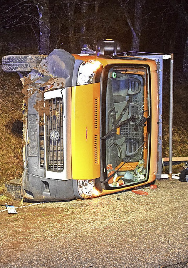 Die Fahrt dieses  Baustellenfahrzeugs,...Personen saen, endete auf der Seite.   | Foto: Kamera 24