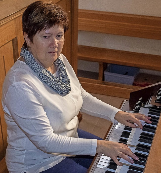 Organistin Andrea Mller am restaurierten Instrument   | Foto: Gnter Schoch