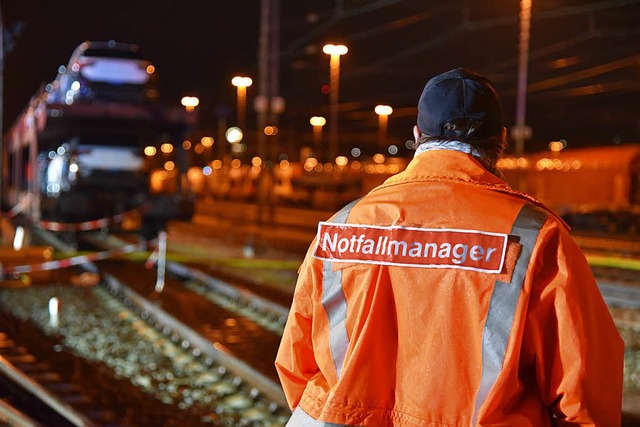 Der Notfallmanager der Bahn beim Gefahrgutunfall im Weiler Rangierbahnhof  | Foto: Martin Eckert