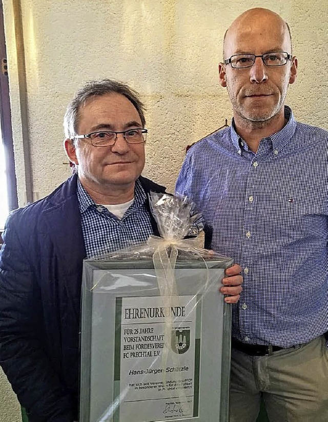 Schriftfhrer Hans-Jrgen Schtzle (li...zendem des FC Prechtal, Dietmar Herr.   | Foto: c.Volk