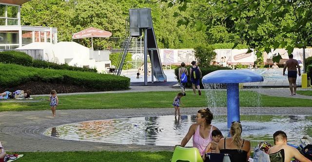 Die sommerliche Idylle trgt: Das Kind...s Umkircher Bads muss saniert werden.   | Foto: Archivbild: Julius Steckmeister