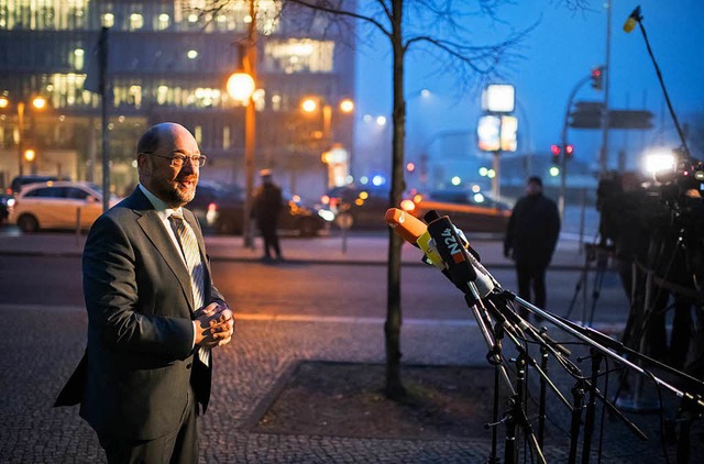 Martin Schulz auf dem Weg zu den Sondi... SPD im Konrad-Adenauer-Haus in Berlin  | Foto: dpa
