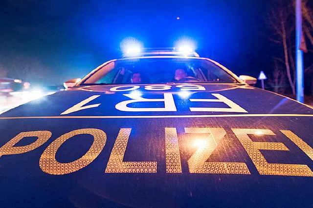 Die Polizei sucht vier Verdchtige, die eine Frau belstigt haben sollen.  | Foto: dpa