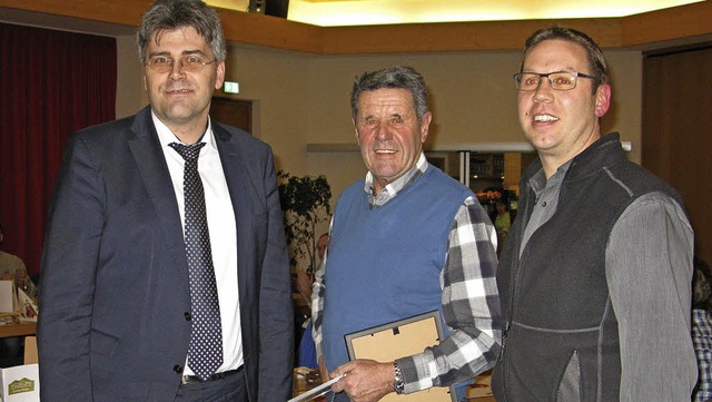 Landrat Martin Kistler ehrte  Seniorch...iorchef des Unternehmens (von links).   | Foto: Ulrike Spiegelhalter