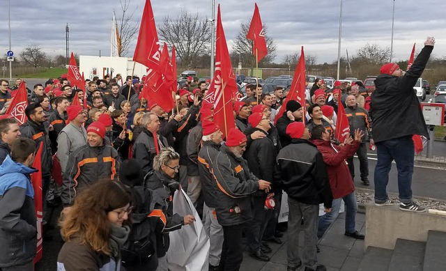 Mit roten Fahnen und mitunter  lautsta...Gewerkschaftsforderungen vorgebracht.   | Foto: Knechtel
